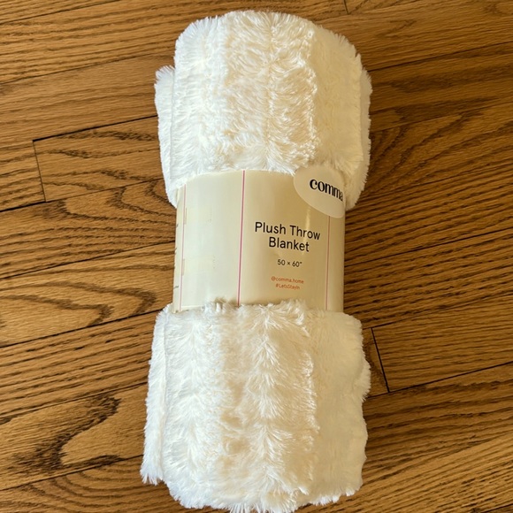 Comma Plush 50x60” throw blanket - Picture 3 of 5